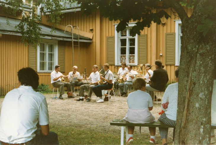 Kotiseutujuhla Toimelan talon pihapiirissä Kellokoskella, 1986, Jaana Koskenranta