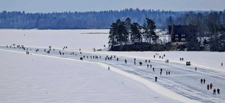 Luistelijoita Tuusulanjärvellä