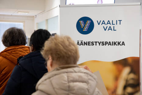 Äänestäjiä ennakkoäänestyspaikalla.
