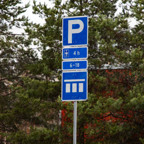 Pysäköinnistä kertova liikennemerkki