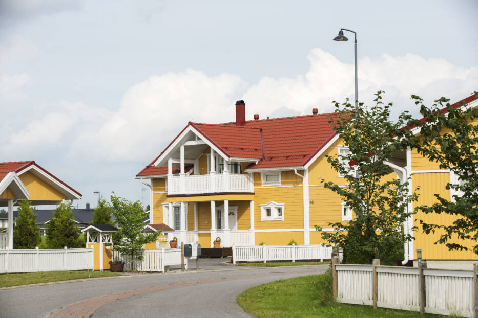 Keltaisia taloja ja piharakennuksia