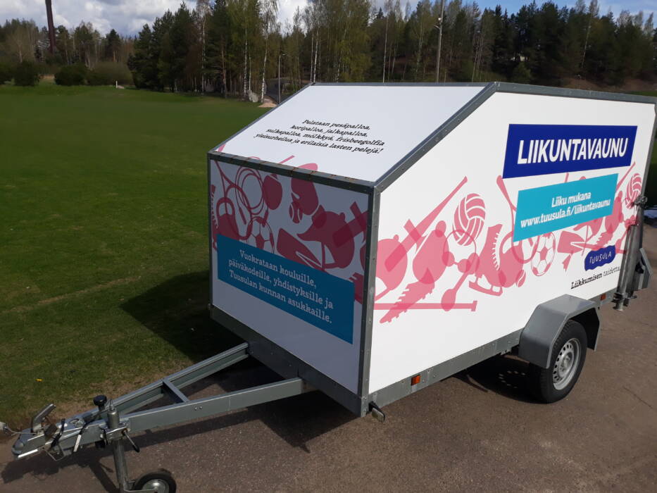 Liikuntavaunu kentän reunalla