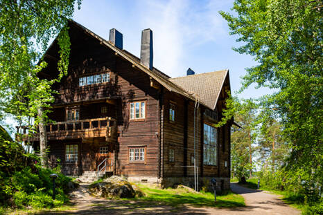 Kolmekerroksinen hirsinen rakennus