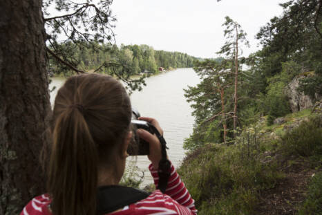 Retkeilijä kuvaa Tuusulanjärveä