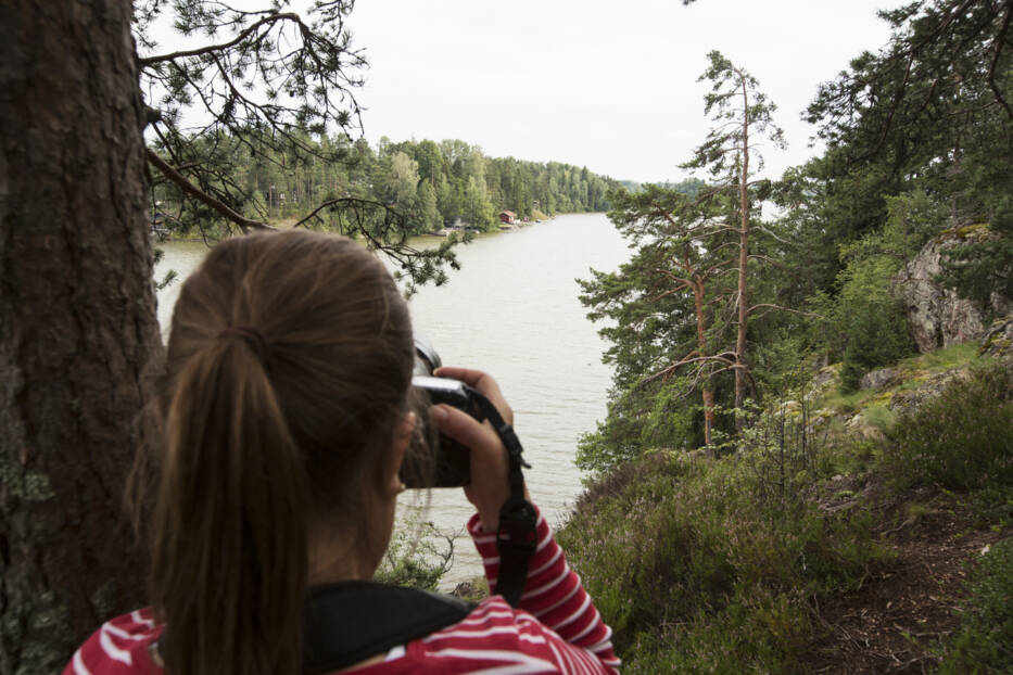 Retkeilijä kuvaa Tuusulanjärveä