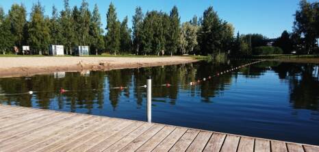 Jokelan uimaranta laiturilta kuvattuna