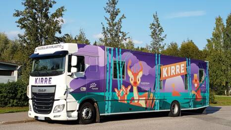 Kirjastoauto Kirre pihalla.