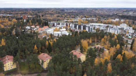 Ilmakuva, jossa näkyy rakennuksia ja maisemaa