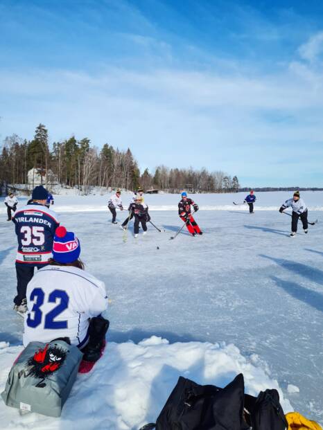 Ihmisiä pelaamassa jääkiekkoa Tuusulanjärven jäällä