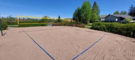 Notkopuiston beach volley kenttä joka juuri tasoitettu sekä rajanauhat ja verkko asennettu.