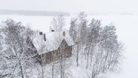 Taiteilijakoti Halosenniemi talvella ilmasta käsin