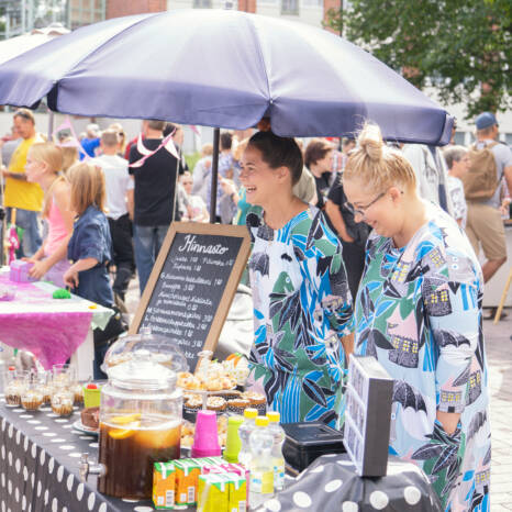 Ihmisiä ruokatapahtumassa
