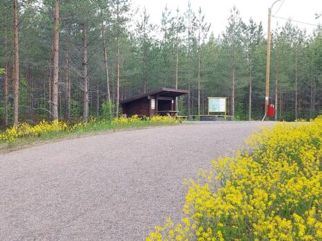 Laavu Jokelan kuntoradan vieressä.