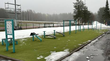 Ulkokuntolaitteet talvella Tuusulan urheilukeskuksessa