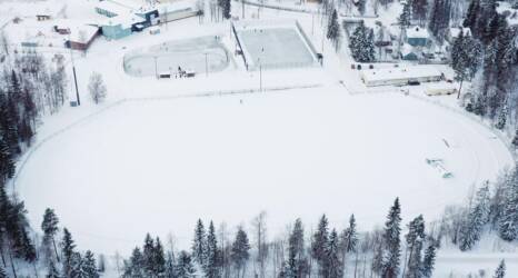 Jokelan urheilukeskus talvella jossa näkyvät luistelukentät ja hiihtoladut