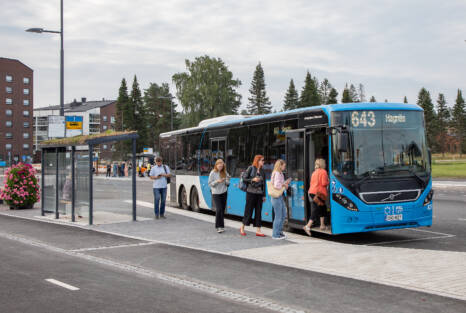 Ihmisiä nousee HSL:n bussin 643 kyytiin Hyrylän terminaalista
