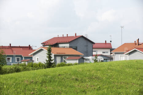 Pientaloja pienen niityn laidassa