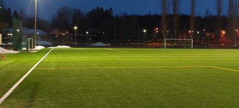 Jokelan tekonurmen toinen pääty iltavalaistuksessa