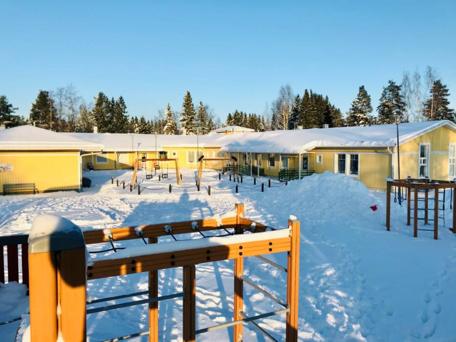 Torpparin päiväkodin talvinen piha.