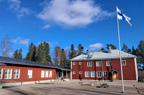 Vanhankylän koulu keväällä 2025