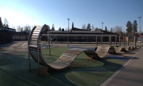 Vaunukankaan koulun välituntipiha ja rakennus
