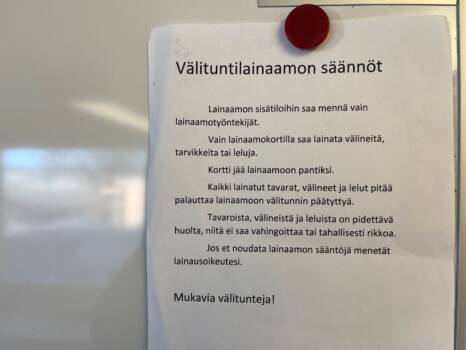 Paperi, jolle on kirjoitettu Rusutjärven koulun käytäntöjä