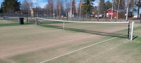 Jokelan hiekkatekonurmipintaiset tenniskentät.