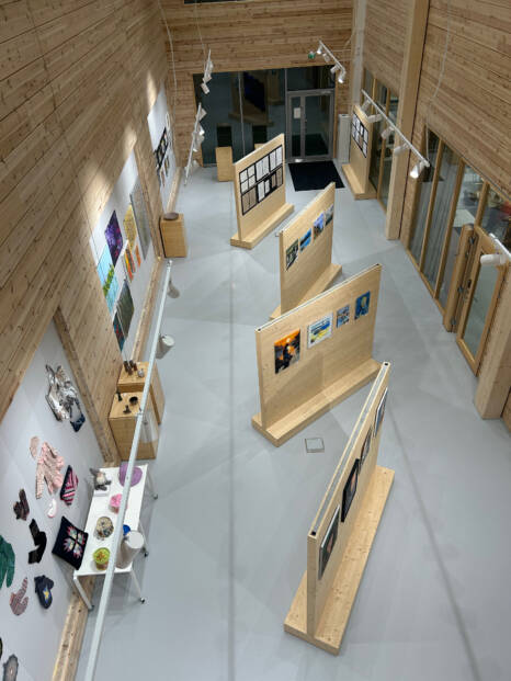 Kuva Galleria Monion näyttelystä ylhäältä käsin