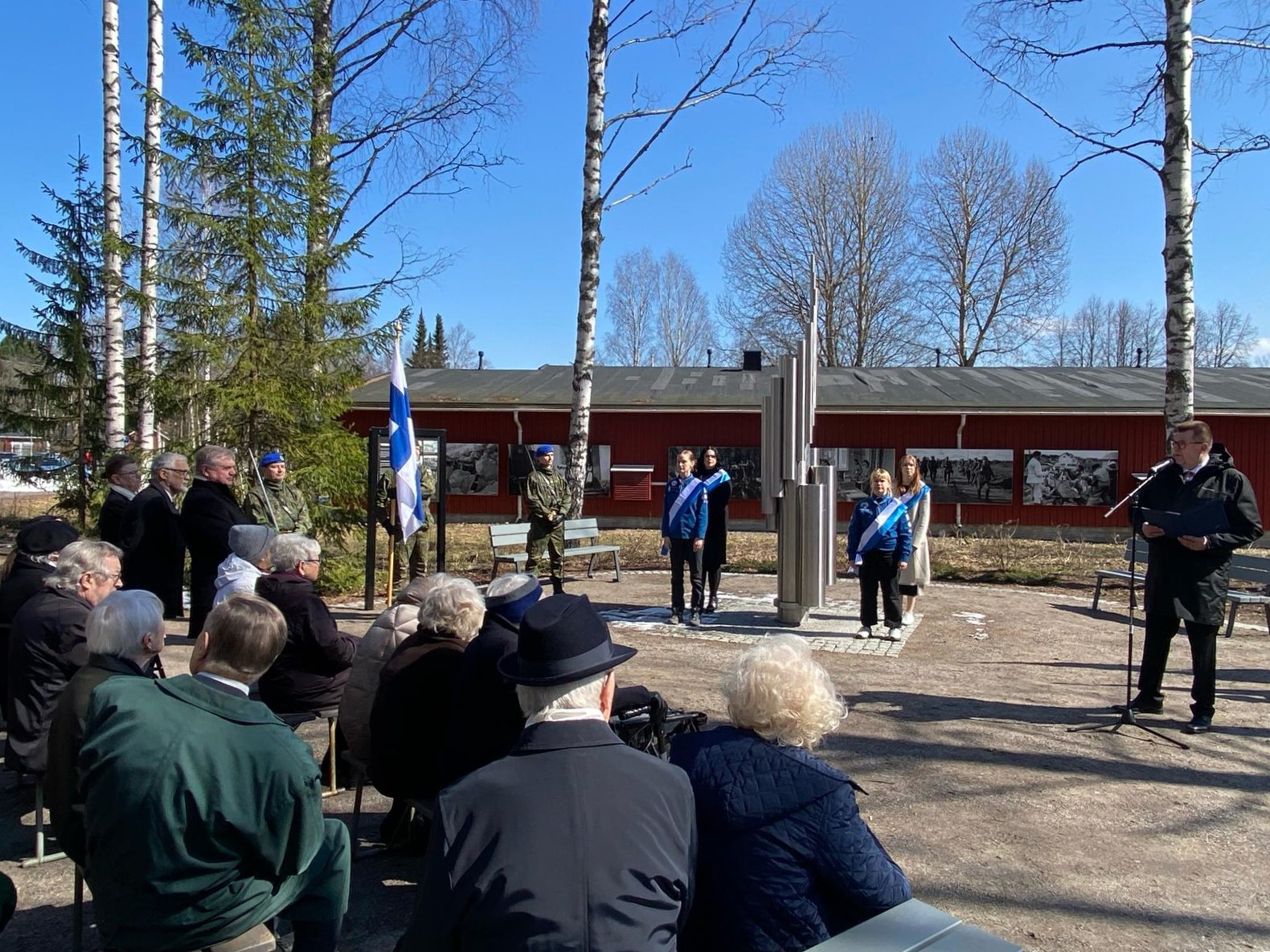 Osallistujia veteraanipäivän tilaisuudessa Tuusulan veteraanipuistossa keväällä 2024.