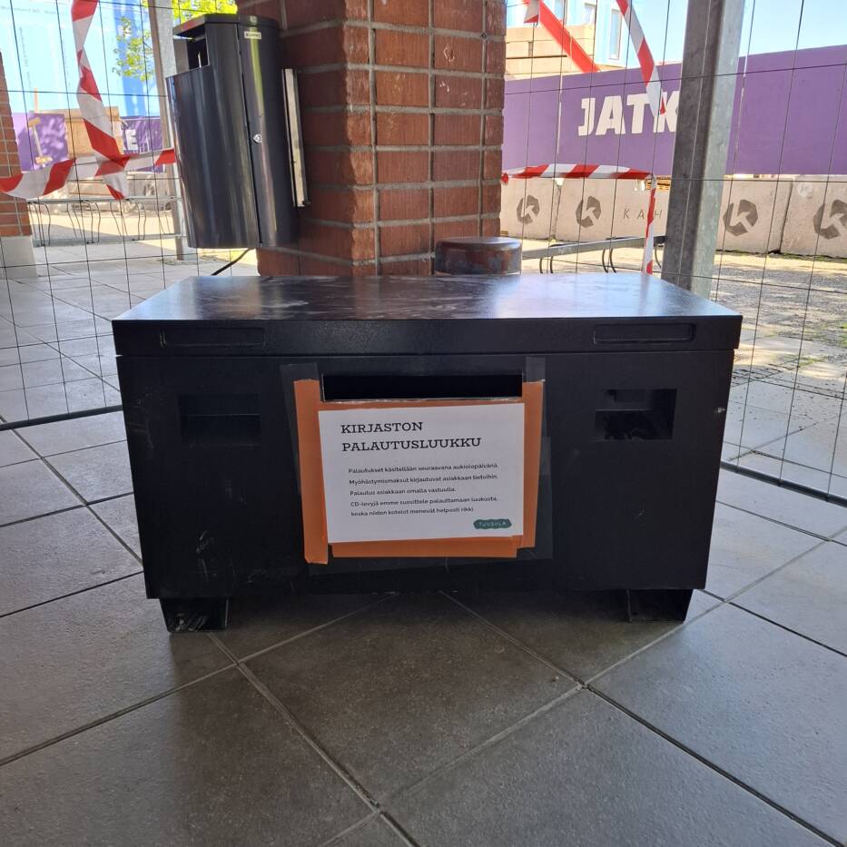 Musta laatikko, jossa lukee kirjaston palautusluukku.