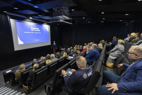 Ihmisiä kuuntelemassa esitystä lukio ja kulttuuritalo Monion auditoriossa