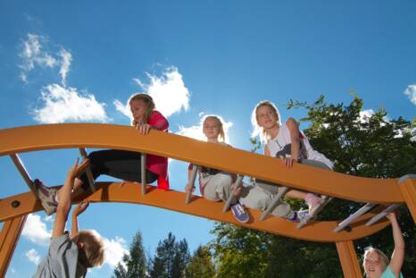 Oppilaita kiipeilytelineessä