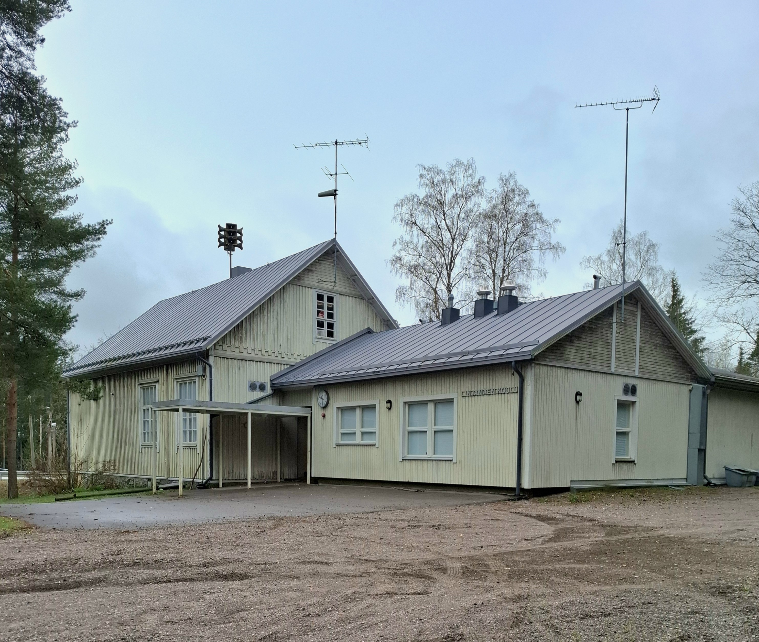 Linjamäen koulu ulkoa kuvattuna.