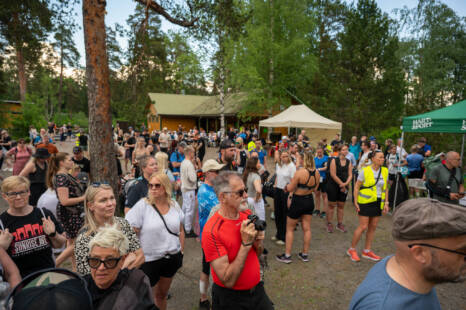 Yleisöä ja osallistujia Ruukki Triathlon -tapahtumasta vuodelta 2024.