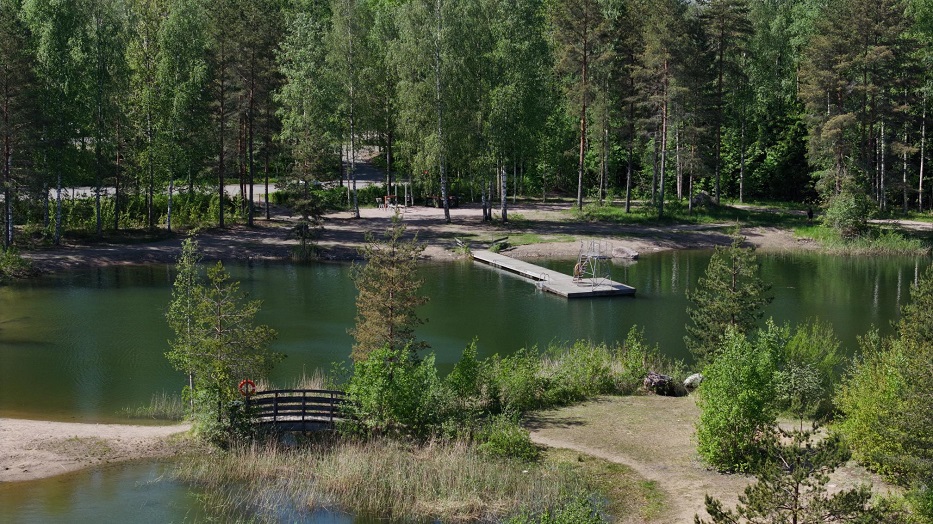 Häklin uimarannan laituri, hyppytorni ja ranta-aluetta.