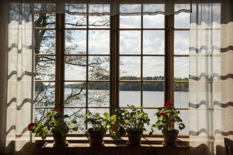 Ruutuikkunasta näkyy kesäinen järvimaisema