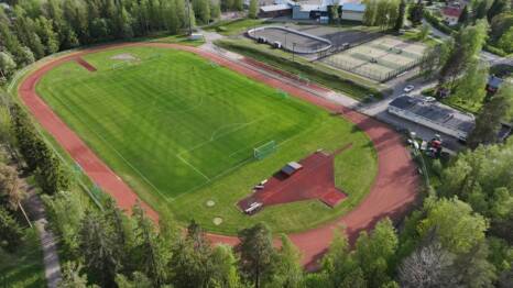 Jokelan urheilukeskuksen ilmakuvassa juoksurata jonka keskellä jalkapallokenttä. Tausatalla tenniskentät ja monikaukalo.