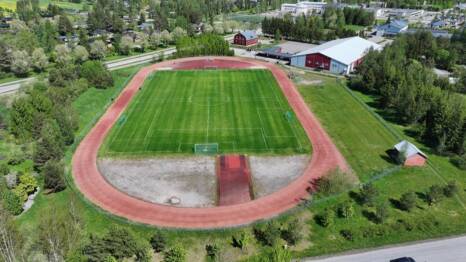 Kellokosken urheilukeskuksen ilmakuvassa juoksurata jonka keskellä jalkapallokenttä. Taustalla jäähalli.