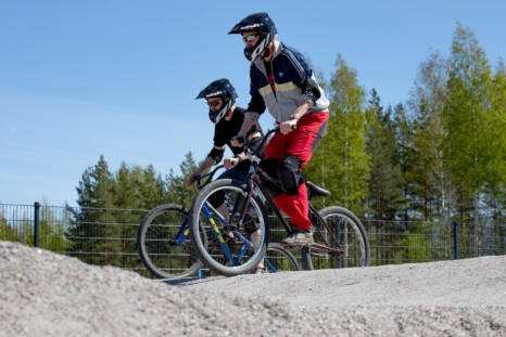 Kaksi pyöräilijää ajamassa BMX-radalla