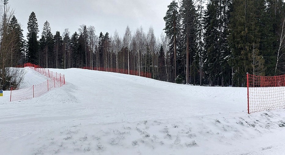 Jokelan Notkopuiston pulkkamäki.