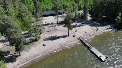 Rusutjärven uimaranta, jossa laituri.