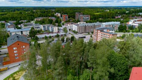 Ilmakuva Hyrylästä, metsää ja kerrostaloja