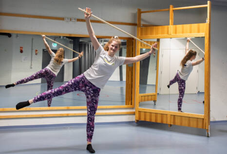 Kuvassa henkilö jumppaamassa