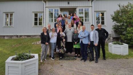 Tilaisuuden osallistujat ryhmäkuvassa Keravan Kartanon edustalla