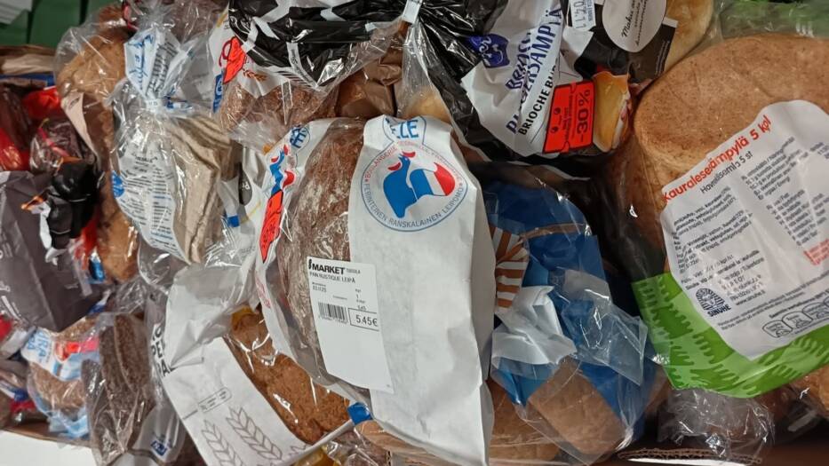 Hävikkiruoaksi annettuja leipäpakkauksia pöydällä