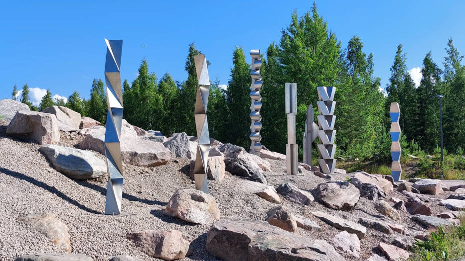 7 korkeaa teräsveistosta on sijoitettu mäen laidalla sijaitsevaan kivikkomaisemaan.