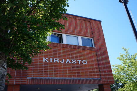 Punatiilinen rakennus, jossa lukee kirjasto.