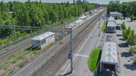 Jokelan rautatieaseman laitureita ja raiteita kesäisessä auringossa