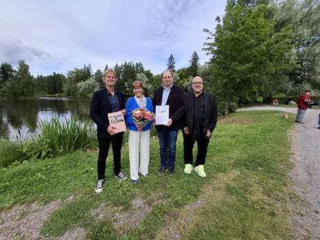 Pormestari Janne Mellin, Tuusula-Seuran jäseniä ja kulttuuri- ja vapaa-aikalautakunnan pj Markus Meckelborg