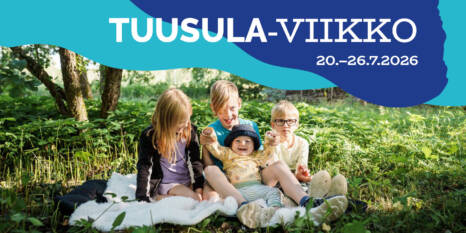 Neljä lasta viltillä ulkona kesäisessä maisemassa. Ylälaidassa teksti Tuusula-viikko 20.-26.7.